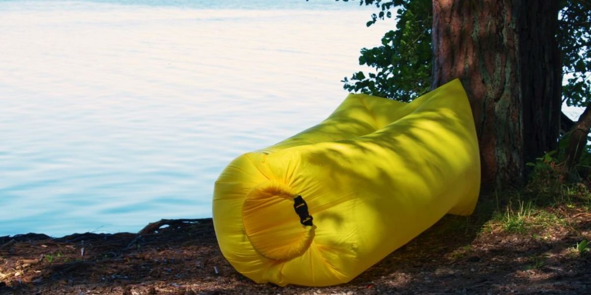 Lightweight inflatable outdoor lounger