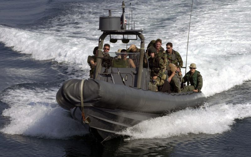 rigid hull inflatable boat