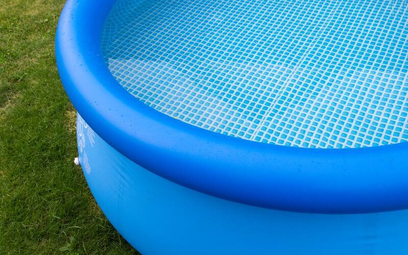 drain plug of blue inflatable pool