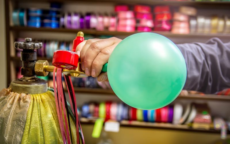 inflating a balloon using a helium tank