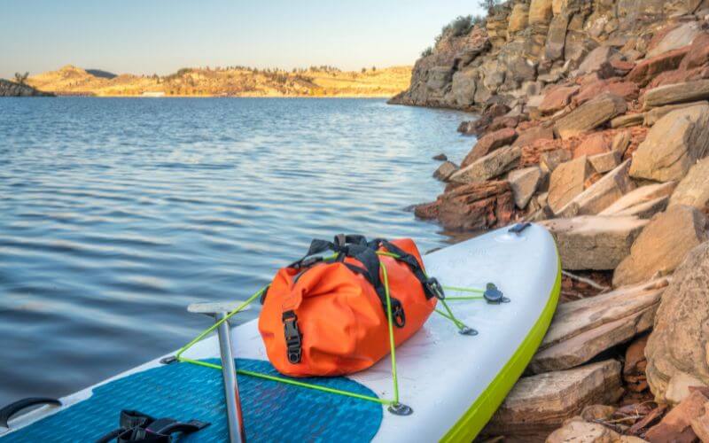 inflatable paddle board with waterproof duffel